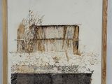tableau représentant une vieille grange dans un champ, avec de la neige au sol