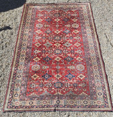 un tapis rouge et bleu posé sur un sol en béton