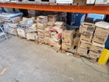 un grand nombre de boîtes empilées sur une étagère