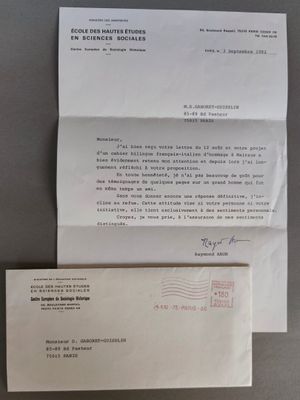 Deux enveloppes affranchies sont posées sur une table.