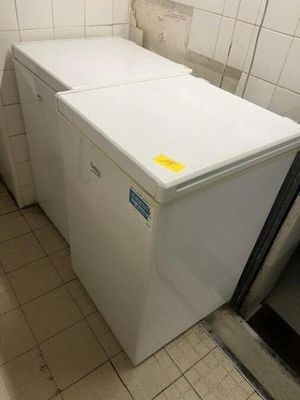 une machine à laver blanche et un sèche-linge dans une salle de bains