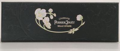 un gros plan sur une boîte de chocolats décorée de fleurs