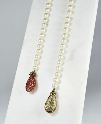 deux colliers de perles avec un fermoir en or et une perle rouge et blanche