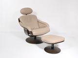 une chaise avec un repose-pieds devant un fond blanc