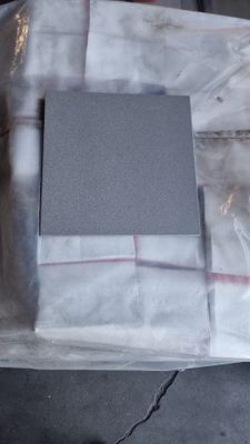un morceau de plastique posé sur une table