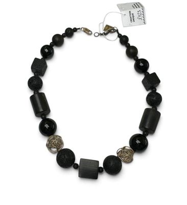 un gros plan d'un collier composé de perles noires sur fond blanc