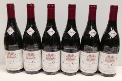 six bouteilles de vin sont alignées sur une table