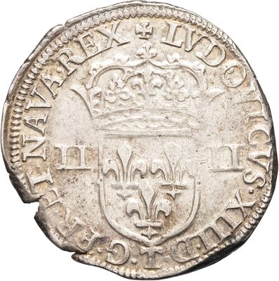 une vieille pièce d'argent surmontée d'une couronne
