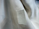 une chemise blanche avec une étiquette blanche dessus