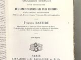 un livre ouvert posé sur une table