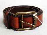 une ceinture marron avec une boucle en laiton sur un fond blanc