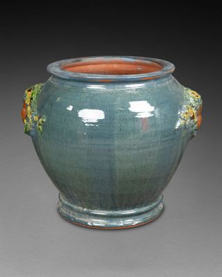 CACHE-POT à décor de mascarons Terre cuite et émaux polychro…