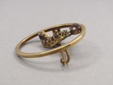 un gros plan d'une bague en or sertie de trois pierres