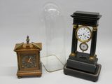 deux horloges et un soufflet en verre posés sur une table