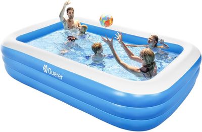 une piscine gonflable où des gens jouent avec un ballon