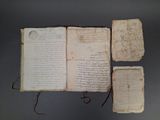 un vieux livre écrit posé sur une table