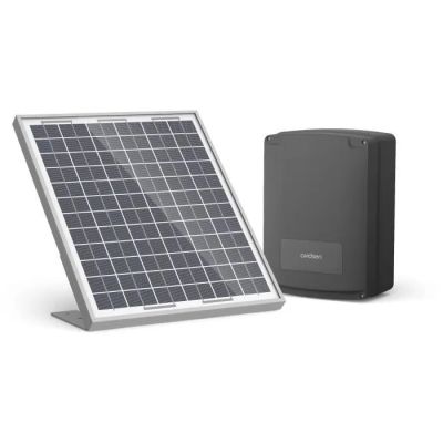 le panneau solaire est fixé sur le côté de l'enceinte