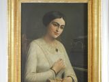 tableau représentant une femme en robe blanche assise sur une chaise