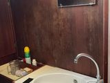 une salle de bains avec un lavabo et un miroir au mur