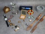 un grand nombre d'objets posés sur une table
