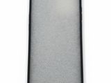 un gros plan d'une coque de téléphone en noir et blanc posée sur une surface blanche