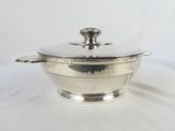 casserole plaquée argent avec couvercle, sur fond blanc