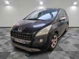 la photo d'une voiture noire garée dans un garage