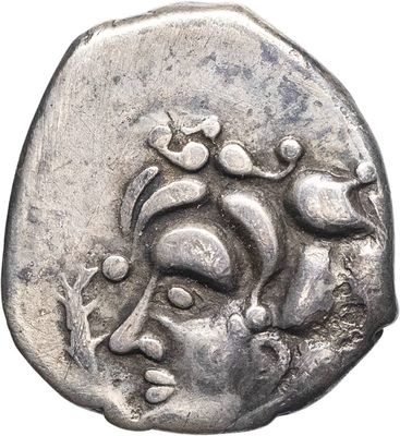 gros plan d'une pièce d'argent avec un visage dessus