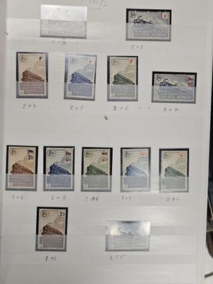une image représentant une image d'un train sur une feuille de papier