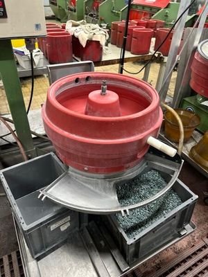 une image représentant une machine surmontée d'un seau rouge