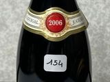une bouteille de vin posée sur un comptoir