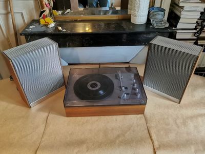 deux haut-parleurs et un tourne-disque posés sur une table
