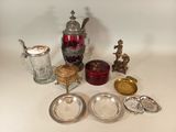 de nombreux objets en argent et en verre posés sur une table