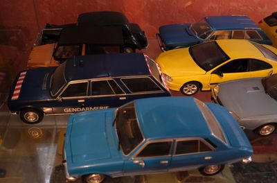 un grand nombre de petites voitures posées sur une table