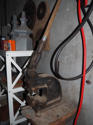 une machine posée sur une table dans une pièce