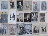 plusieurs vieilles photographies en noir et blanc représentant des hommes, des femmes et des enfants