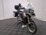 une moto qui est garée dans une pièce dont le sol est en damier
