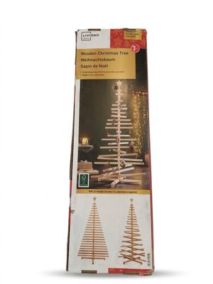 une boîte en carton sur laquelle est posé un sapin de Noël