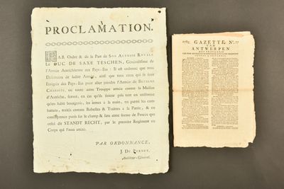 un vieux livre posé sur une table à côté d'une feuille de papier