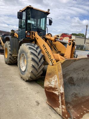 une photo d'un tracteur garé sur le bord de la route