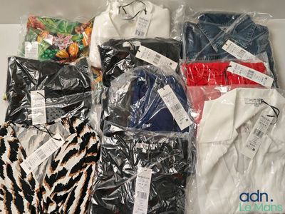 un tas de vêtements posés sur une table