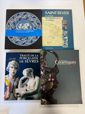 quatre livres posés sur une table sur laquelle se trouve un vase