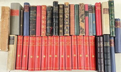 beaucoup de livres qui traînent sur une étagère
