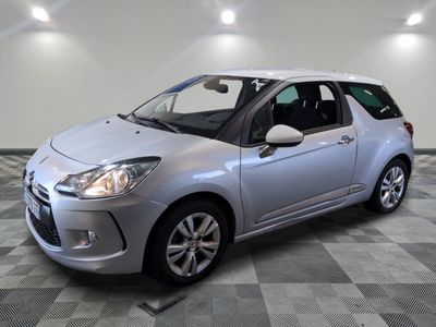 la petite voiture argentée est garée sur un carrelage à carreaux