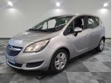 une photo d'une Opel argentée garée dans une pièce