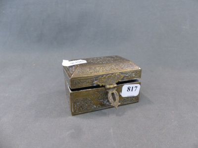 une petite boîte en métal sur laquelle est accrochée une étiquette