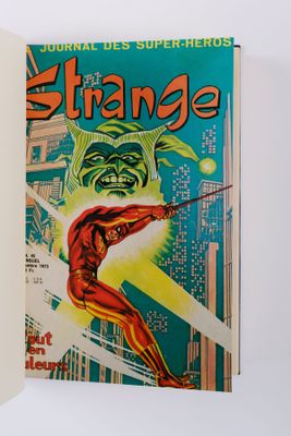 une image représentant un livre sur lequel figure l'illustration d'un homme vêtu d'un costume rouge