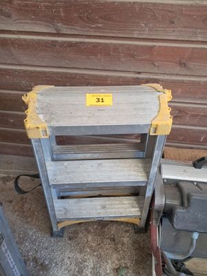 une chaise qui se trouve à côté d'un morceau de bois
