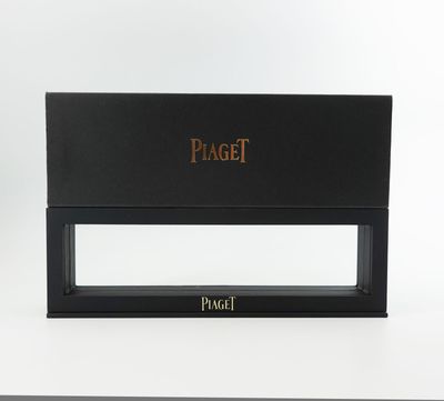 un gros plan d'une boîte noire sur laquelle figure un logo