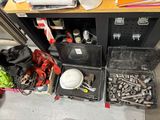 un établi sur lequel se trouvent des outils et un casque de chantier